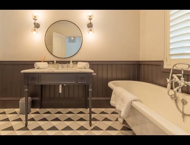 9 BEDROOM HOTEL FOR SALE IN BISHOPSCOURT